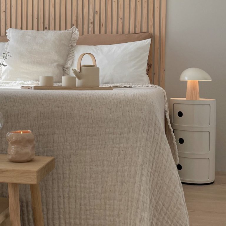 Scandinavian-style-bedroom-neutral-tones-and-natural-matierls-with-lamp-and-fresh-flowers-76