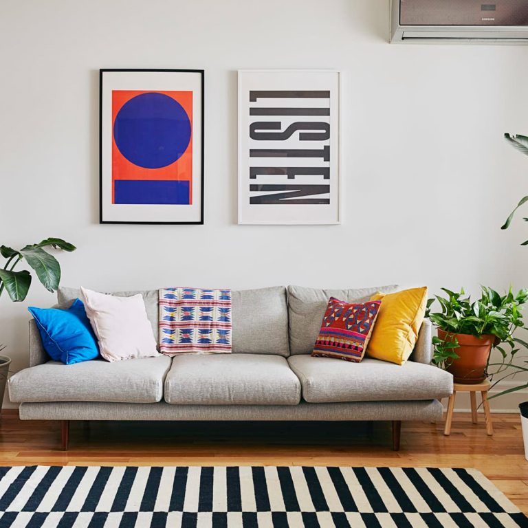 at_house tours_archive_Tour a Colorful Home in Montreal_9d-96