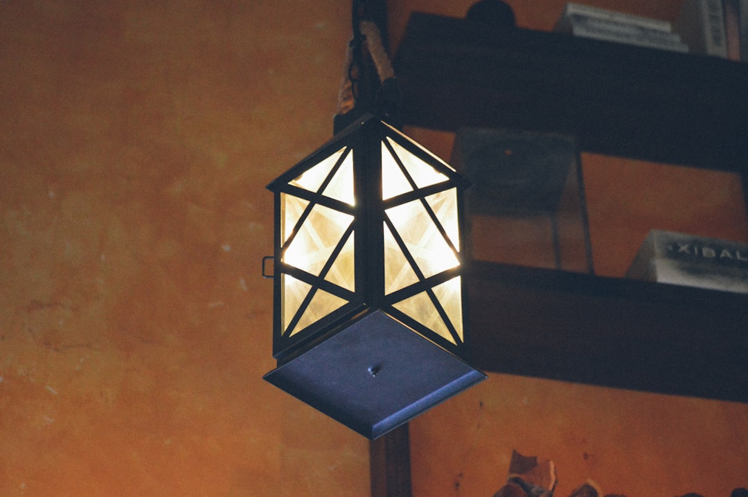 Photo Travertine stone base table lamp