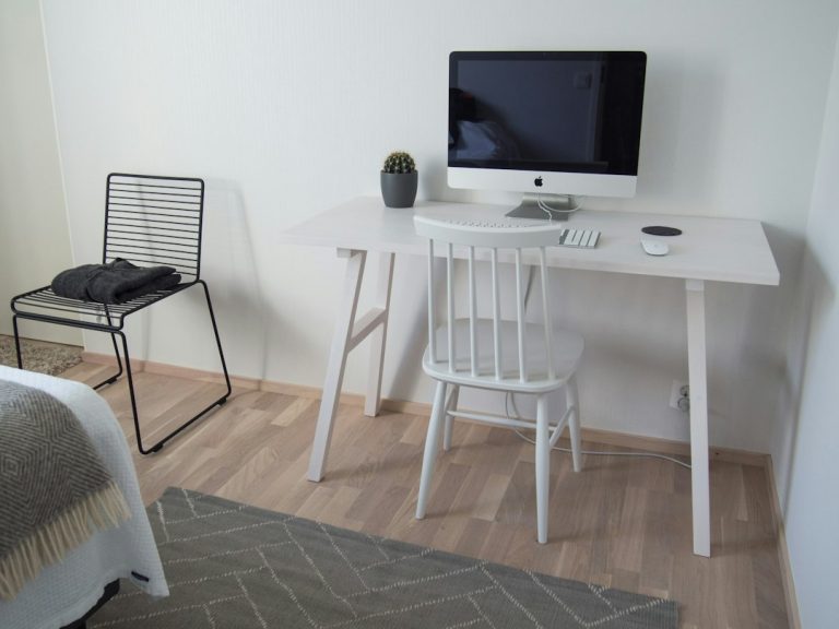 Photo Scandinavian workspace vanity light minimalist